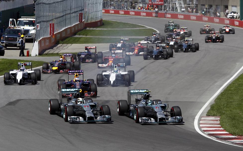 La partenza del GP con le Mercedes di Rosberg e Hamilton alla prima curva, Afp
